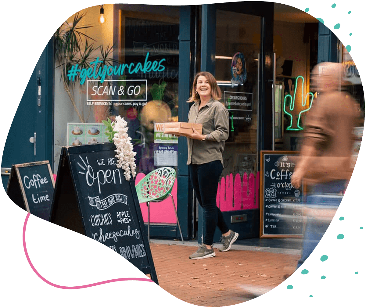 Eigenaresse van Bake My Day Groningen voor de winkel aan de Nieuwe Ebbingestraat met handgemaakte taarten en cupcakes.