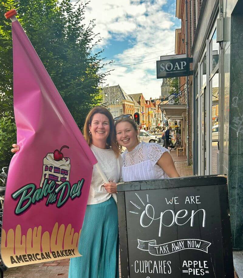 Brechtje van Bake My Day Groningen verwelkomt bezoekers bij de winkel in de Nieuwe Ebbingestraat, lokale bakkerij voor taarten en cupcakes.