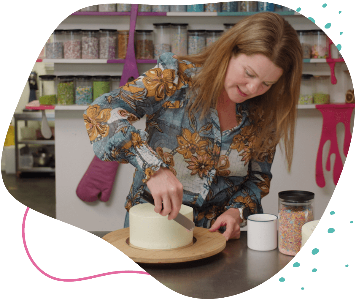Brechtje van Bake My Day Groningen decoreert een taart in de bakkerij, gespecialiseerd in handgemaakte taarten en sweets.