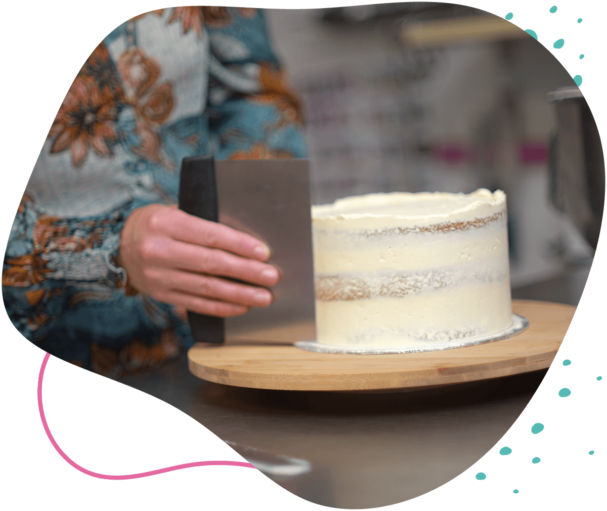 Bakker decoreert handgemaakte taart bij Bake My Day Groningen, specialist in taarten op maat.