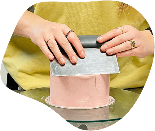 Bakker decoreert een taart tijdens een workshop in de winkel van Bake My Day Groningen.