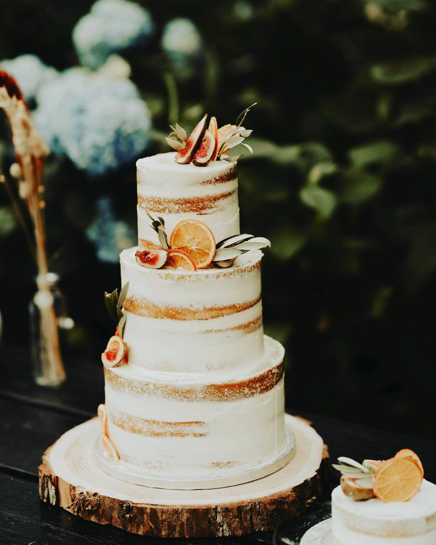 Bruidstaart met bloemen van Bake My Day Groningen, gemaakt op maat voor bruiloften en events.