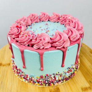 Blauwe dripcake met fruitdecoratie, ambachtelijk gemaakt in Groningen.
